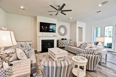 Image de Beautiful 5 bed/4 bath House in the Ocean View Beach Club Community! Wifi Available, Pool, Fitness Center, Sauna, Weekend Beach Shuttle!