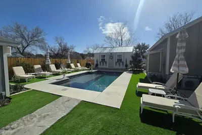 Image de Luxury Cottage w Pool and Hot Tub- historic district-short walk to Main Street