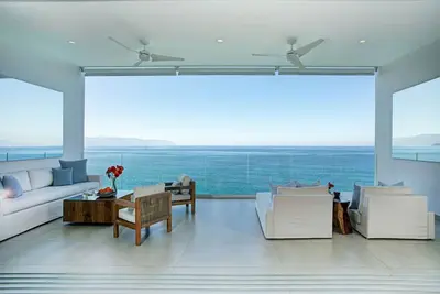 Image de Modern Oceanfront Lower Conchas Chinas Condo