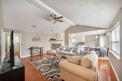 Image de Country-Chic Inspired Home - Mins from Everything!