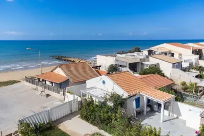 Image de house on the beach with a nice patio