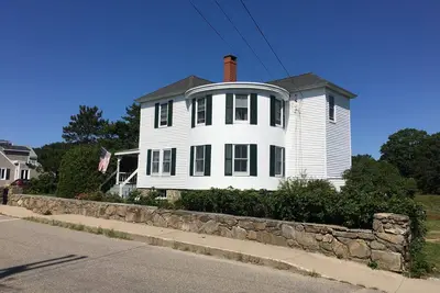 Image de Coveted Timber Island location with kayak access, steps from beach.