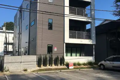 Image de Upscale Luxury Unit ~ 5 Blocks From The Stadium ~ Roof Top Deck!