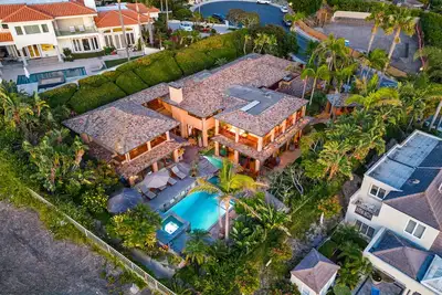 Image de Balinese Resort Style Home