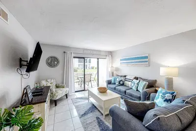 Image de Canalfront, Dog-Friendly Condo w/ High-Speed WiFi & Central Ac - Snowbirds Ok
