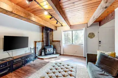 Image de Two-story dog-friendly condo with balcony, washer\/dryer, & full kitchen