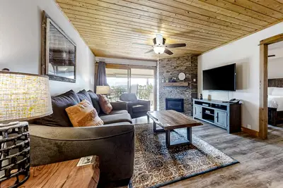 Image de Third Floor, Ski-In/Ski-Out Condo with Shared Hot Tub & High-Speed WiFi