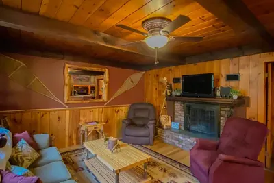 Image de Rustic Log Cabin - Walking Distance to Village!
