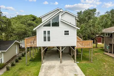 Image de Two Decks, Wheelchair Accessible, Large Yard with close beach access. Sail Away