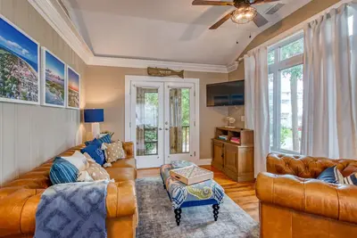 Screened in Lounge Porch, Walk to Beach, Restaurants, & Shopping, Heated Pool Access