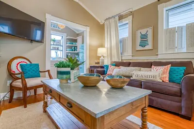 Perfect Couples Getaway, Walk to Beach, Restaurants, & Shopping, Heated Pool Access