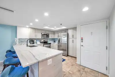 Image de Updated Beachfront Condo, steps to John's Pass with heated pool, updated kitchen