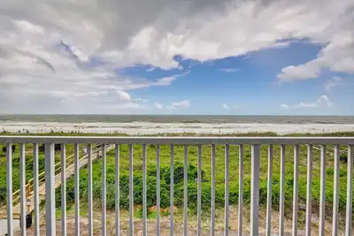 Image de Carolina Surf 202 - Beautiful, oceanfront condo at Carolina Beach, Sleeps 8.
