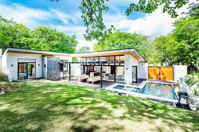 Image de Contemporary Elegance- Modern 3bedrm Villa w private pool in gated community
