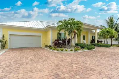 Image de Stunning Waterfront 4 Bedroom 4 Bath, Heated Pool w/dockage, 2 Kayaks, Fishlights