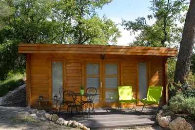 Image de Chalet Zen Sous les Arbres, Parc Avec une Grande Piscine