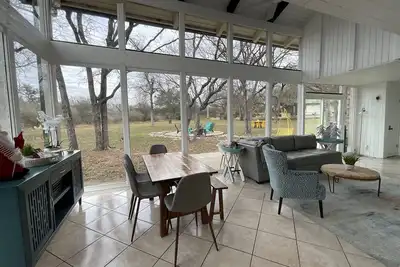Image de New! ! Beautifully renovated familyand pet friendly duplex!