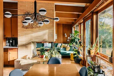 Image de Mid Century Modern Time Capsule…. 3 miles to downtown Greenville!