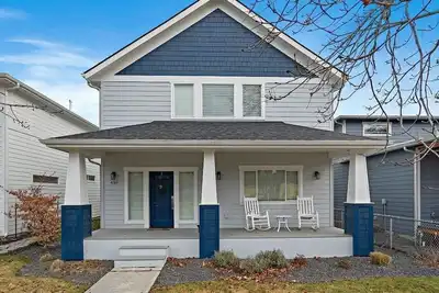 Image de Spacious Downtown Cda Retreat: Hot Tub, Fire Pit, Walk to beaches, Parks & More!