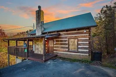 Image de «¬ Classic Cabin Getaway | Hot Tub, Wifi, Woods ¬«