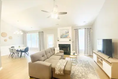 Image de 🌈 💫Trendy & Cozy - A Stylish Gem - mins from Mog✨🏡