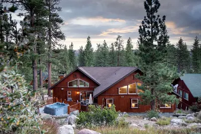 Image de Bernard by AvantStay | Luxurious Cabin in Big Bear w/ Hot Tub & Pool Table