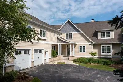 Image de Welcome to ‘The Lake House on the South Shore’.