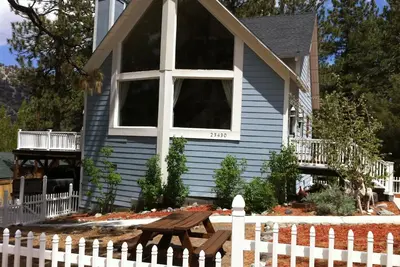 Image de Wrightwood chalet with a/c, fireplace, elevated deck and beautiful views.