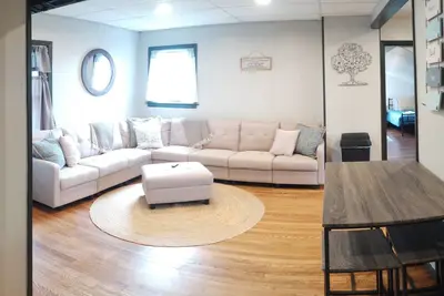 Image de White Squirrels Townhouse\" upper unit. A stone throw from Main St.