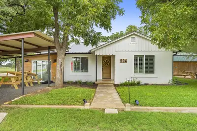 Image de Fully restored 1960s home, large corner lot, 6 Beds, blocks from town center.