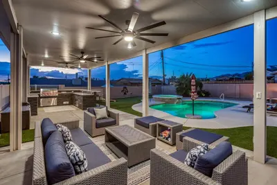 Image de Remodeled Pool/Spa Home With Entertainers Backyard Oasis