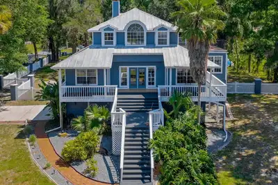 Image de Waterfront views and access to Kings Bay with seawall opp for 1 boat overnight