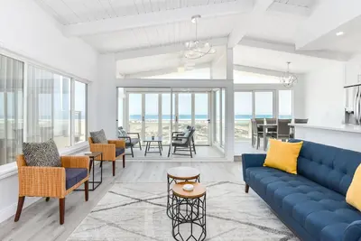 Image de Brand New 3 Bedroom Upper-Level Oceanfront Home