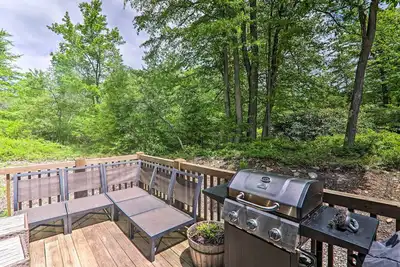 Image de 3 Mi to Pocono Lake: Cabin w\/ Deck & Fire Pit