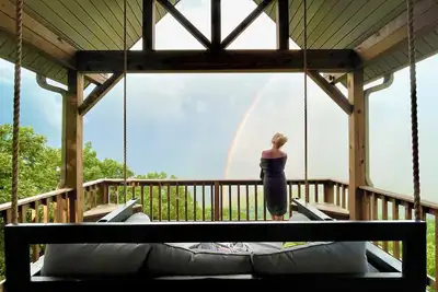 Image de Mountaintop Retreat w/2 Decks & Breathtaking Views- Steps from Mt. Nebo Trails!
