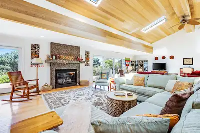 Image de Ocean View Home w\/ Private Hot Tub, Deck & Fireplace - Walk to Cooks Beach