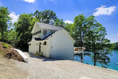 Image de Waterfront gem on Norris Lake w\/ dock, sunset lake views, decks, and firepit