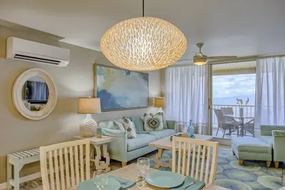 Image de Welcome to Azure Bay, luxury oceanfront condo