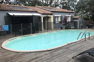 Image de villa dans le Sud de la France avec piscine et jardin