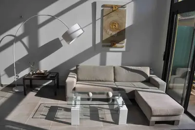 Image de Villa contemporaine avec piscine à 8 km de la mer