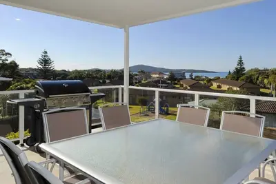 Image de Overlooking pristine waters of Fingal Bay Beach