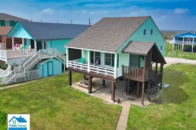 Image de Dolphin on the Beach - Steps to Sand | Beachfront Home for 14 + Dog Friendly