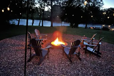 Image de Create Memories at our Modern Waterfront 1 Br Apartment: Hike, Sip Wine, Relax!