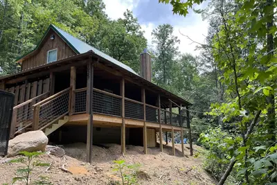 Image de Peaceful Log Cabin! Great location, privacy & ambiance! Hot tub! Corn Hole