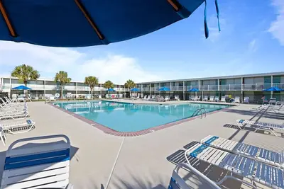 Image de Discounted For August! Soundfront Complex, pool, steps from beach!