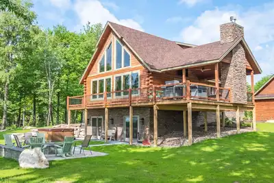 Image de Water & Mountain Retreat | Hot Tub, Pool Table!