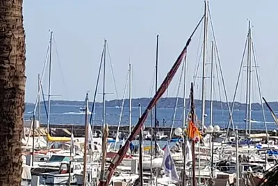 Image de Situation Ideale, Pres De Tout ; Vue Splendide sur la Mer et les Pointus