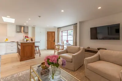 Image de Carmel-By-The-Sea~~ Corner of Mission & 7th. ~~ 2 Bedroom Luxury Apartment