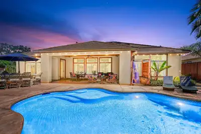 Image de 3, 000sqft oasis with pool/spa/vegetable garden. Great location! ! !