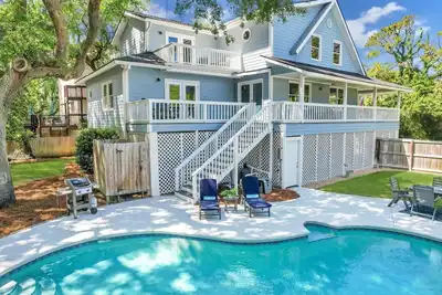 Image de Immaculate East Beach Home, Private Pool, 50 yards to Beach Access